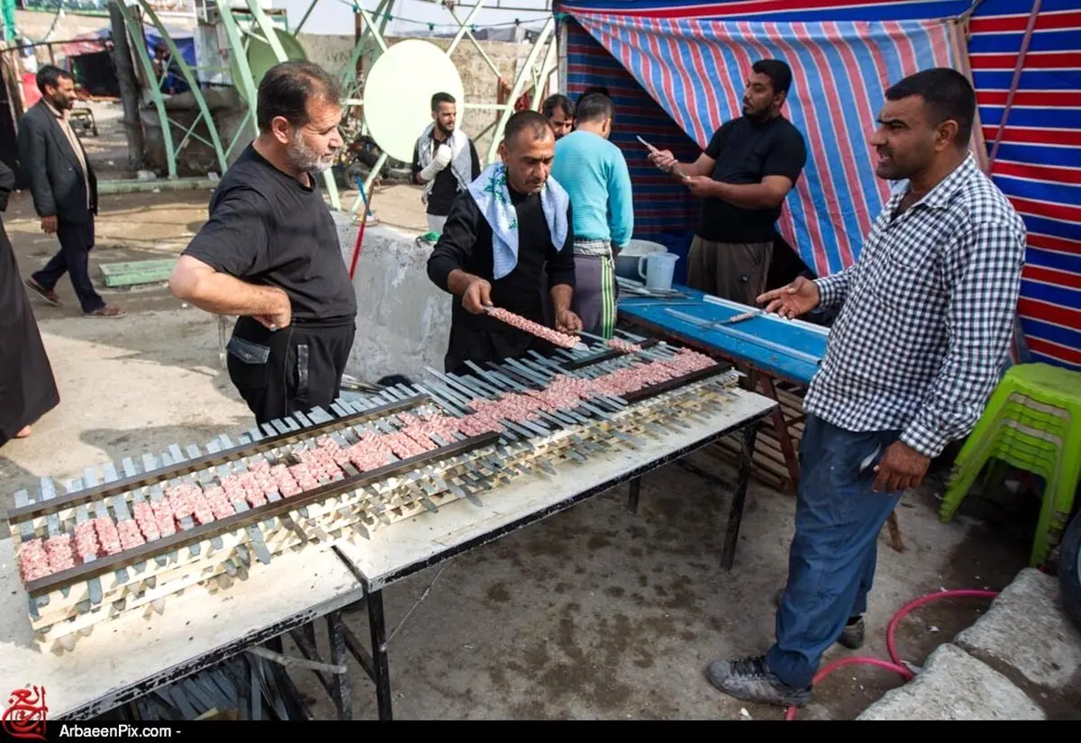 پخت کباب برای زائران حسینی/عکس