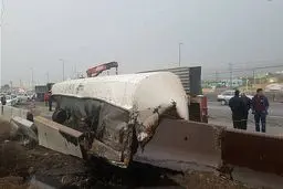 واژگونی تانکر 30 هزار لیتری در جاده خاوران/ عکس