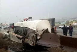 واژگونی تانکر 30 هزار لیتری در جاده خاوران/ عکس