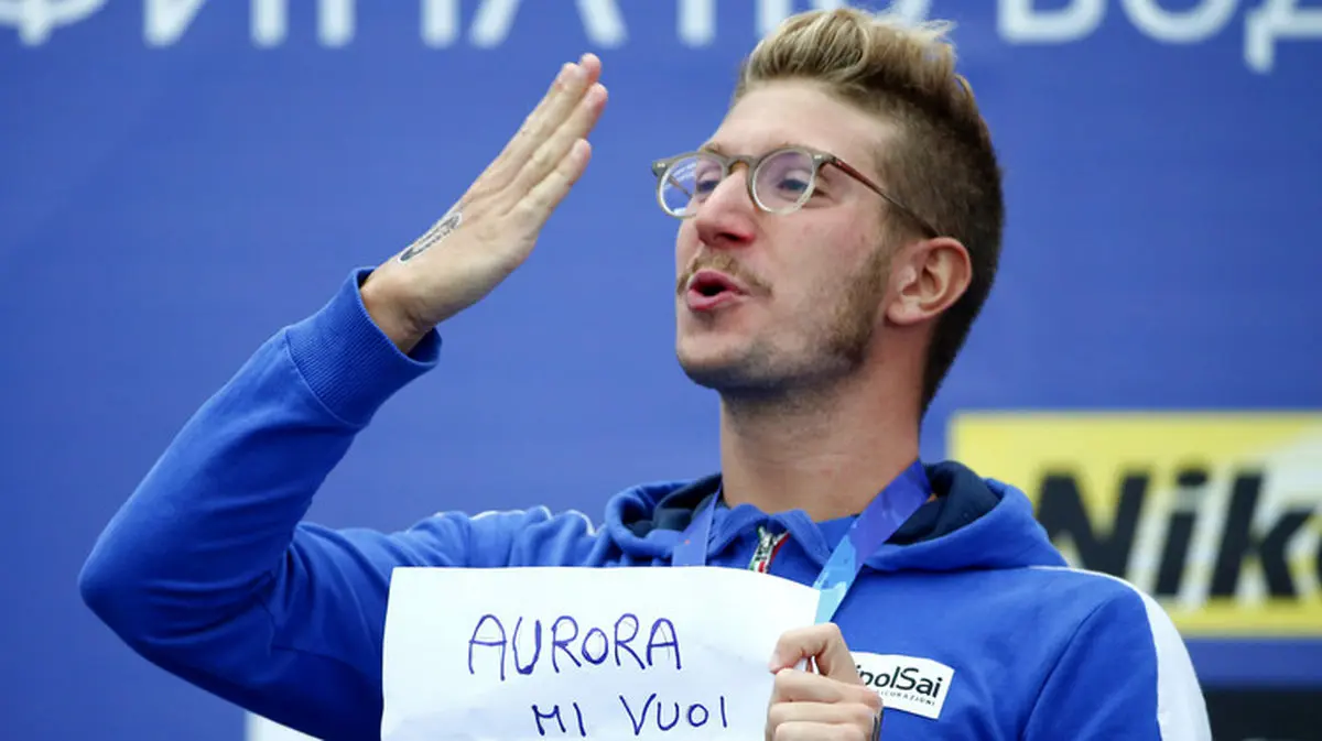 خواستگاری جالب از روی سکو/عکس