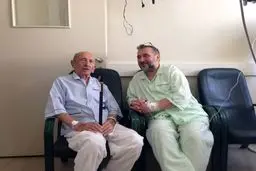 عکس یادگاری محمدعلی ابطحی و مرتضی احمدی در بیمارستان