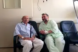 عکس یادگاری محمدعلی ابطحی و مرتضی احمدی در بیمارستان
