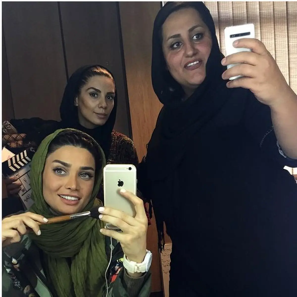 سلفی تینا آخوندتبار در اتاق گریم/ عکس