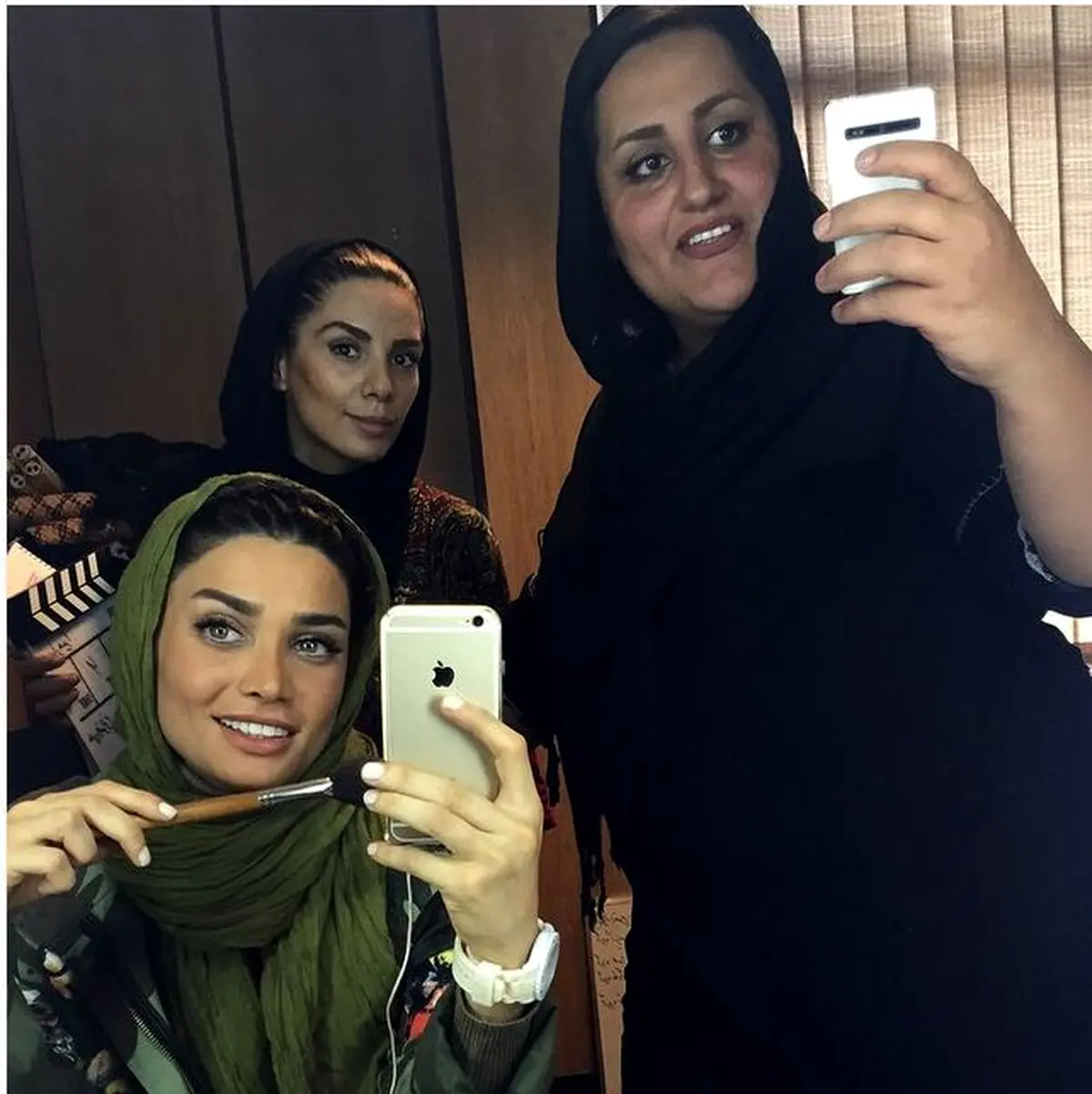 سلفی تینا آخوندتبار در اتاق گریم/ عکس