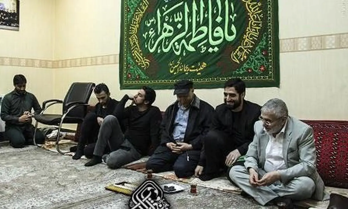 تصویری از مهدی رحمتی کنار دو مداح معروف