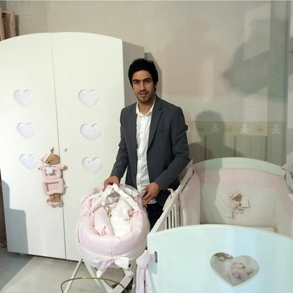 عکس / خسرو حیدری در اتاق سیسمونی بچه اش