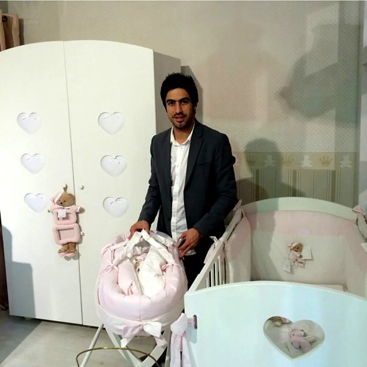 عکس / خسرو حیدری در اتاق سیسمونی بچه اش