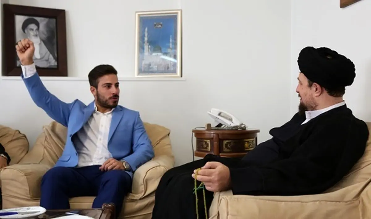 تصویری از دیدار کیانوش رستمی با نوه یادگار امام(ره)