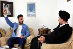 تصویری از دیدار کیانوش رستمی با نوه یادگار امام(ره)