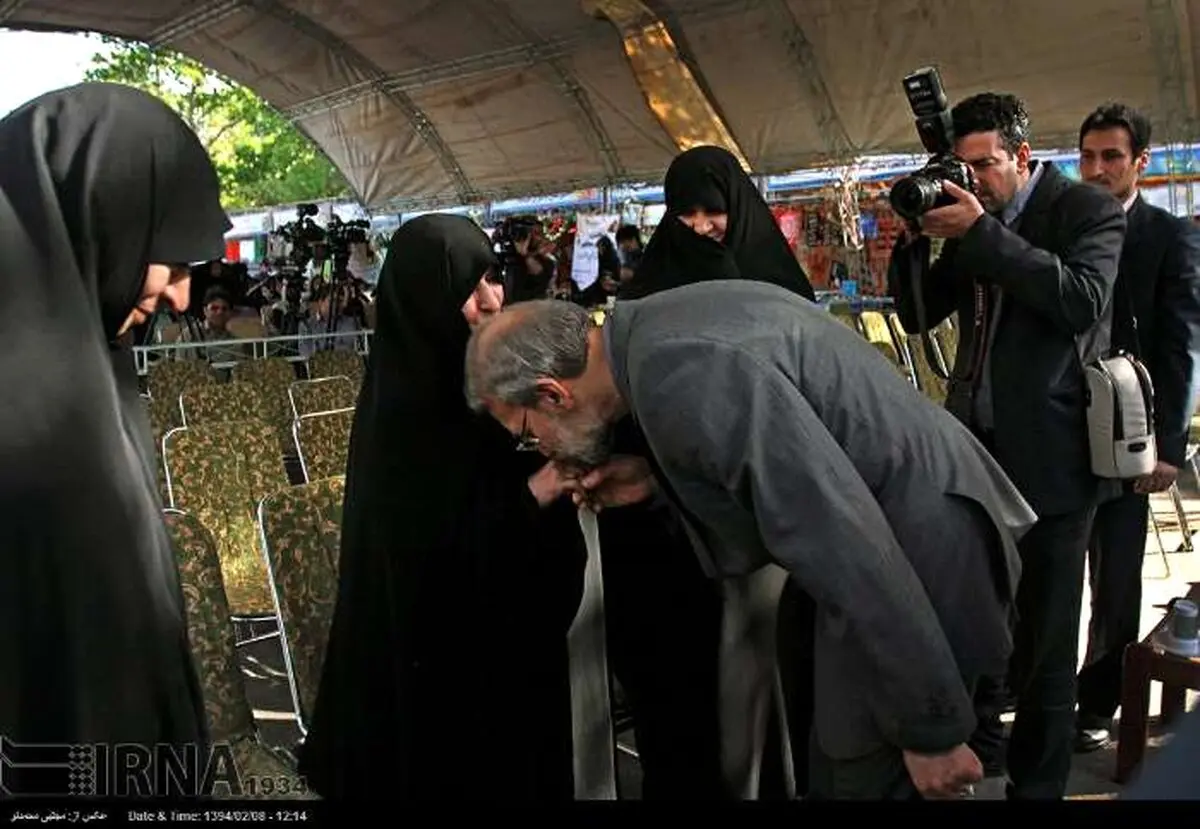 بوسه علی لاریجانی بر دستان همسر شهید مطهری /عکس