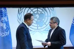 خوشرو استوارنامه خود را تقدیم بان‌کی‌مون کرد+عکس