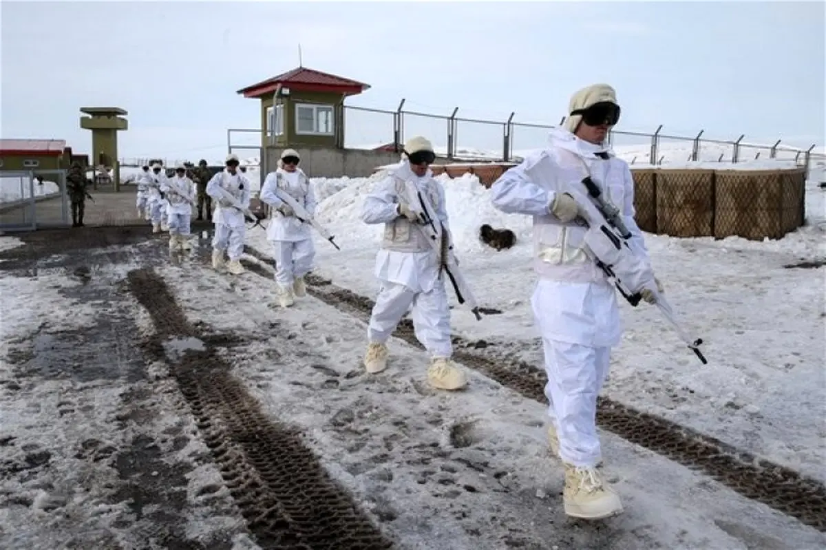 گشتزنی مرزبانان ترکیه در سرمای منفی ۲۰ درجه در مرز با ایران/تصاویر