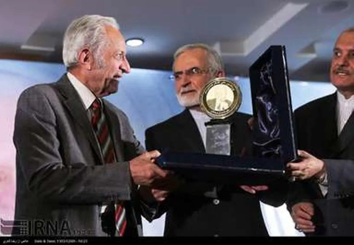 تجلیل یونسکو از خدمات پرفسور خدادوست، بهترین جراح پیوند قرنیه در دنیا /گزارش تصویری