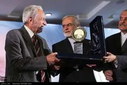 تجلیل یونسکو از خدمات پرفسور خدادوست، بهترین جراح پیوند قرنیه در دنیا /گزارش تصویری