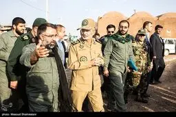 تصاویری از حضور دو مقام ارشد نظامی در بین روستائیان