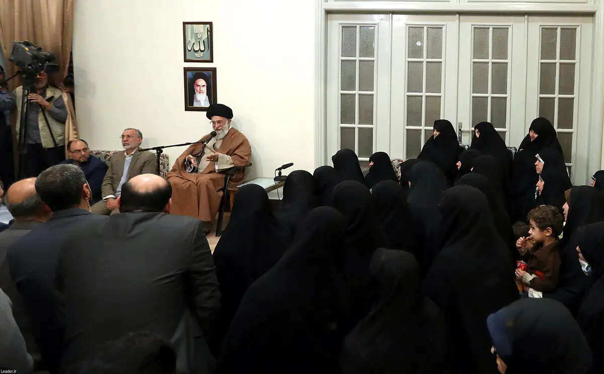 تصاویری از دیدار رهبر انقلاب با خانواده شهدا بعد از اغتشاشات اخیر‎
