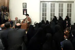 تصاویری از دیدار رهبر انقلاب با خانواده شهدا بعد از اغتشاشات اخیر‎