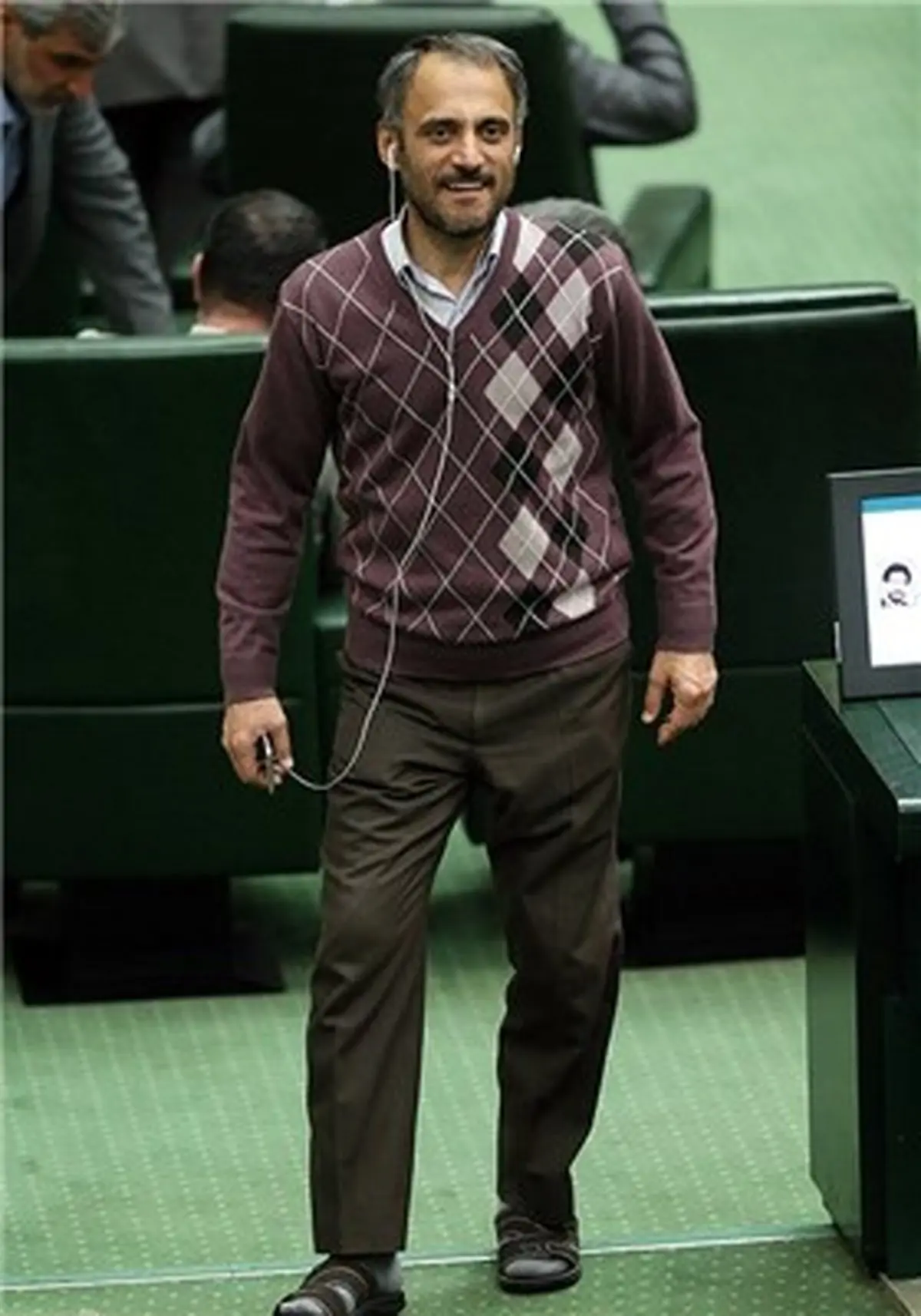 تیپ جالب یک نماینده در مجلس/ هندزفری با دمپایی!