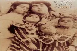 عکسی  جالب از دختر ناصرالدین شاه با فرزندانش!!