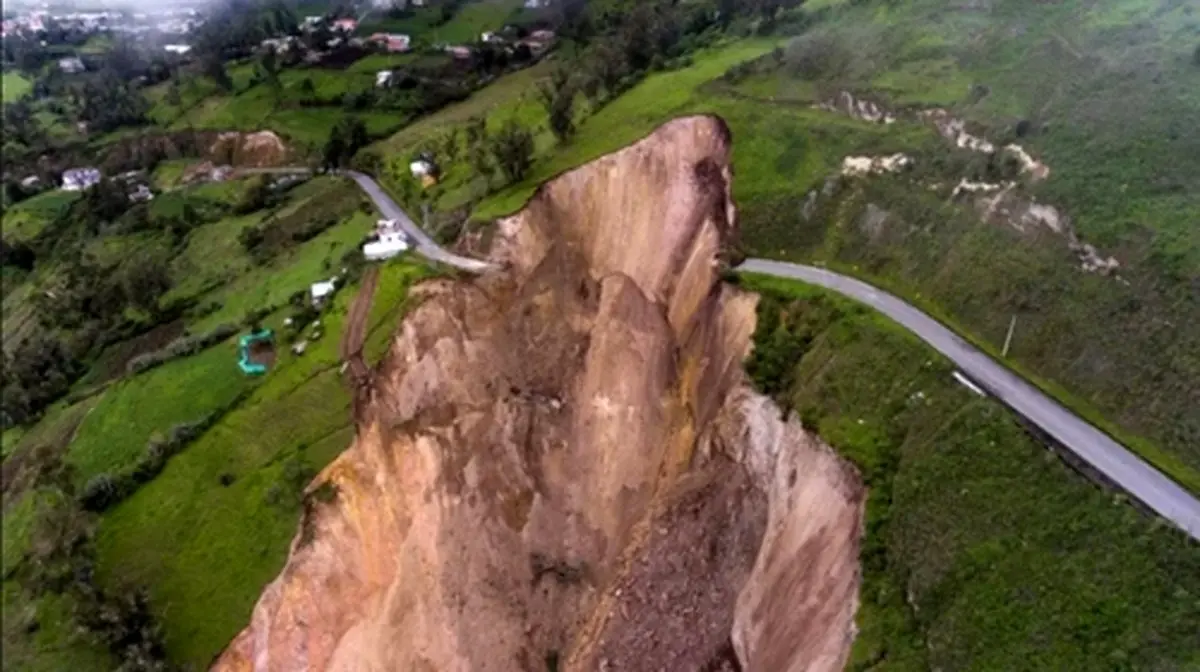 عکس حیرت انگیز / یک جاده روستایی در اکوادور در اثر رانش زمین مسدود شد
