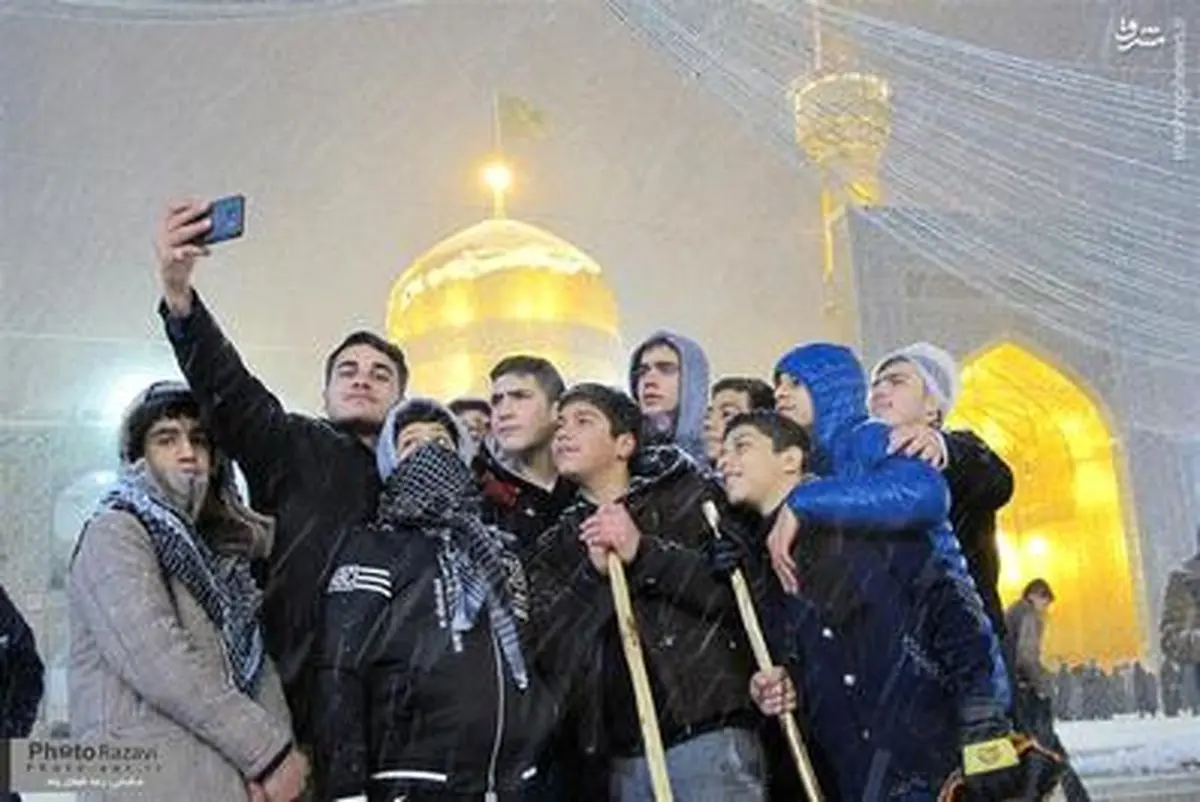 سلفی با حرم امام رضا(ع) زیر بارش برف/تصاویر