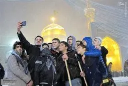 سلفی با حرم امام رضا(ع) زیر بارش برف/تصاویر