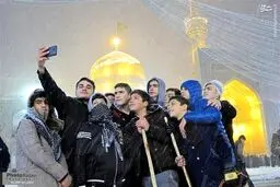 سلفی با حرم امام رضا(ع) زیر بارش برف/تصاویر