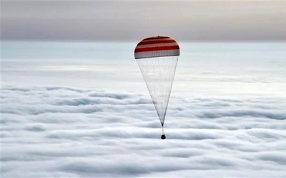 بازگشت فضانوردان پس از یک سال به زمین/ تصاویر