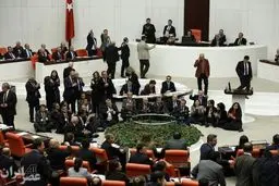 بست نشینی نمایندگان مخالف در پارلمان ترکیه +عکس