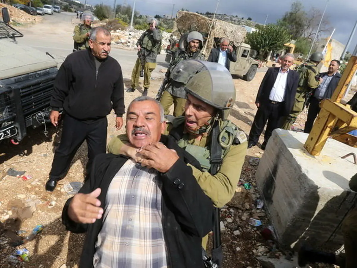 وحشی‌گری سرباز صهیونیست/عکس