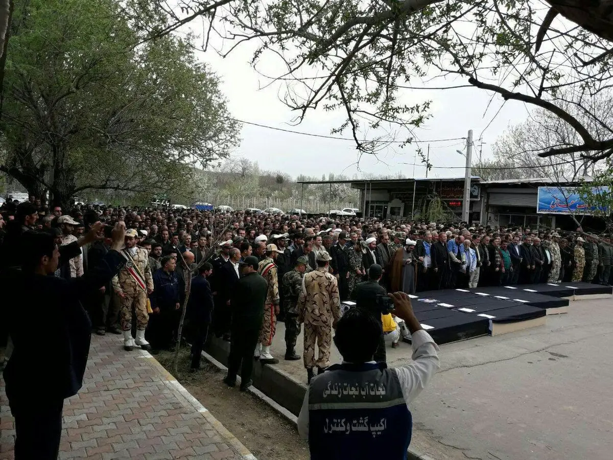 اقامه نماز برای جان باختگان سیل عجب شیر/عکس