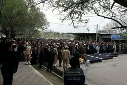 اقامه نماز برای جان باختگان سیل عجب شیر/عکس