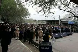 اقامه نماز برای جان باختگان سیل عجب شیر/عکس