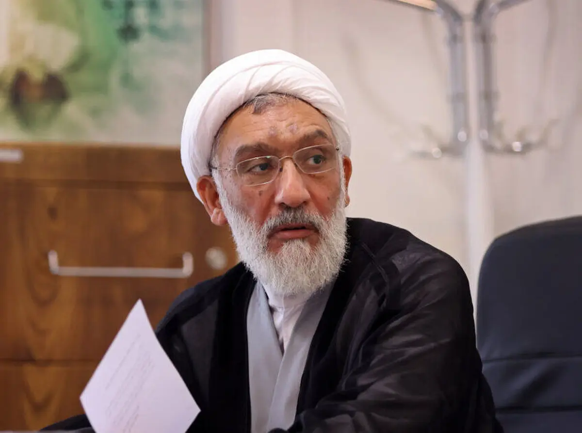 می‌گفتند یا کوتاه بیا یابرخورد می‌کنیم/ بر حق‌ ایستادگی کردم