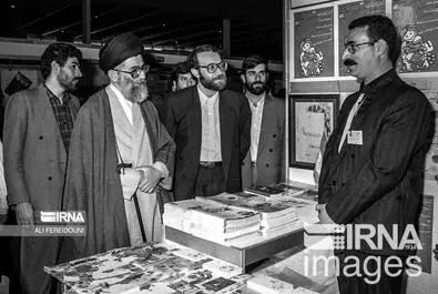 رهبری در نمایشگاه کتاب 