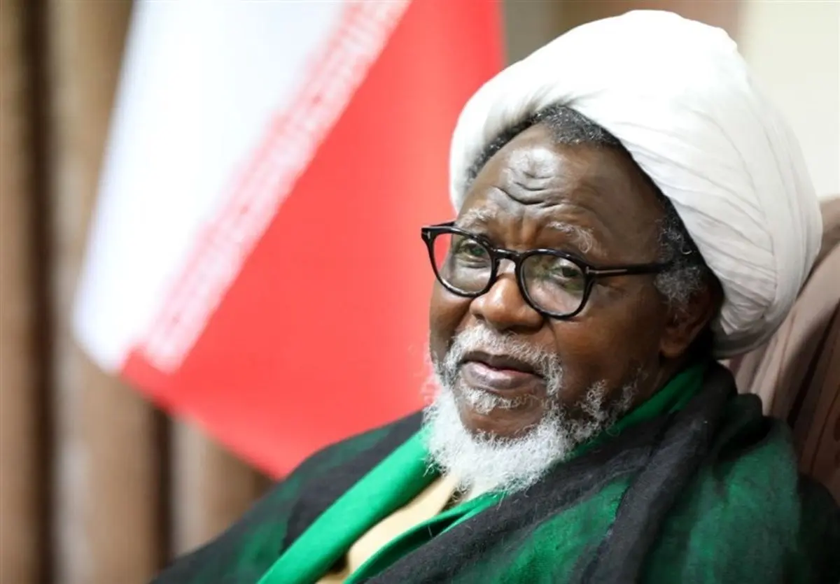 اهدای پرچم «یا لثارات‌الحسین» مسجد جمکران به شیخ زکزاکی+عکس