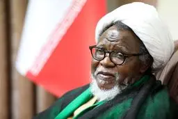 اهدای پرچم «یا لثارات‌الحسین» مسجد جمکران به شیخ زکزاکی+عکس