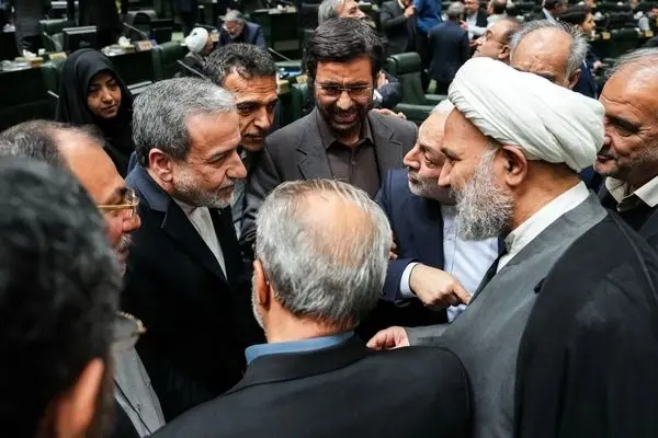 تصاویر سرلشکر موسوی و عراقچی در نشست غیرعلنی مجلس 