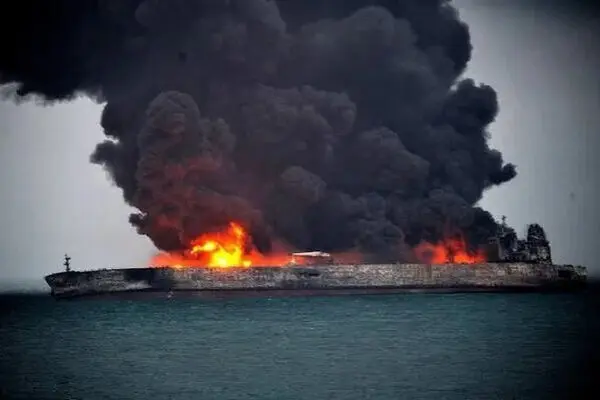 ابرنفتکش VLCC اماراتی در تنگه هرمز منفجر شد
