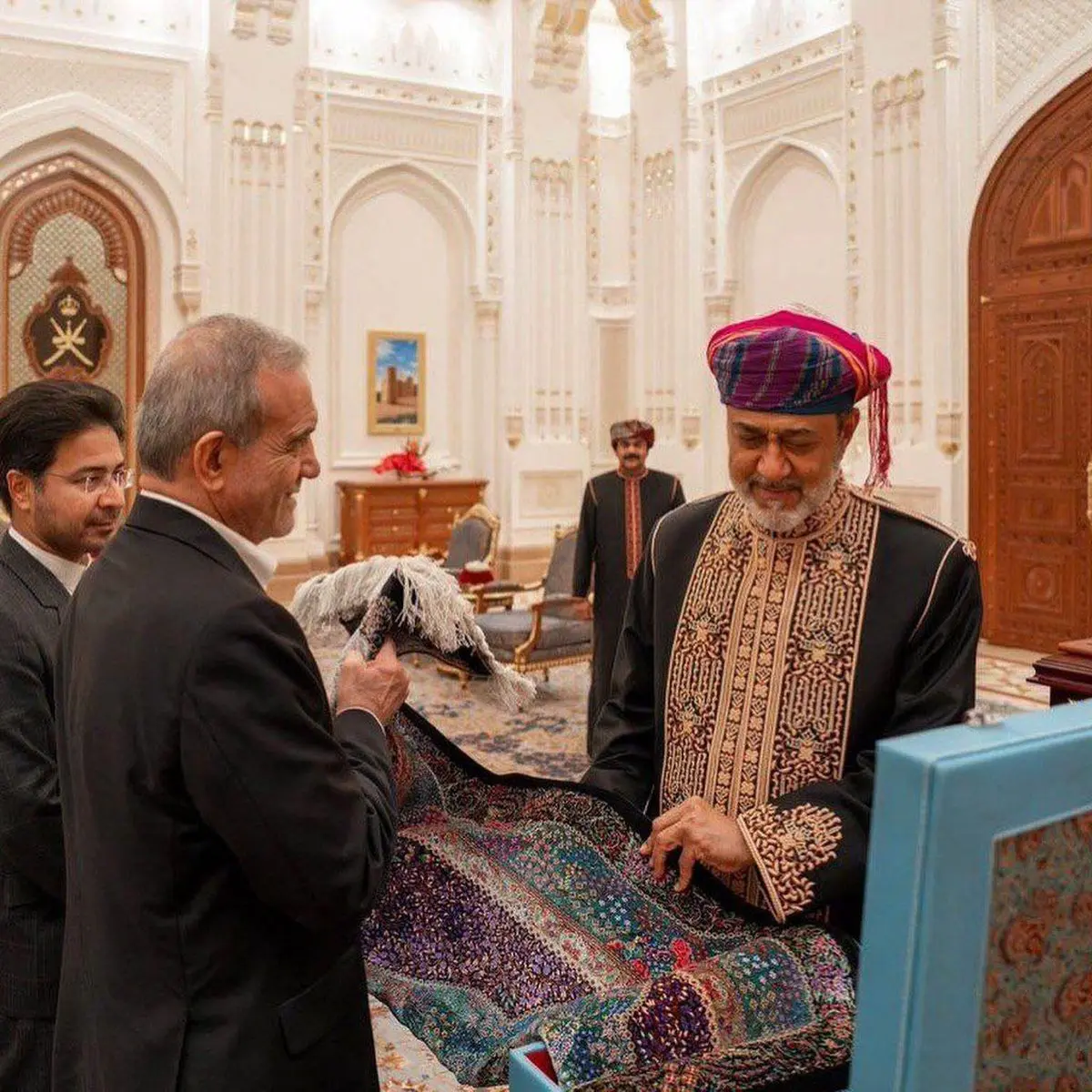 هدایای جالبی که پزشکیان و سلطان هیثم به هم دادند چه بود؟