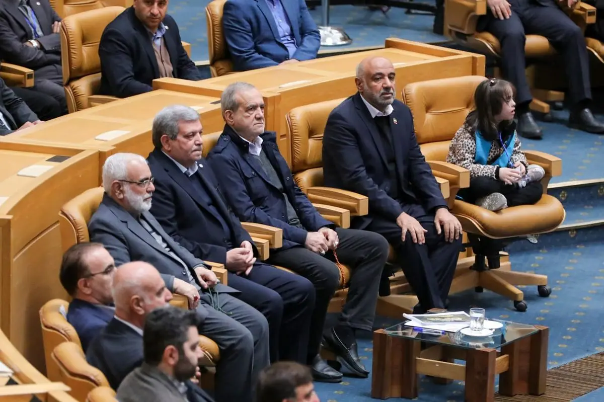 واکنش متفاوت پزشکیان به یک کودک معلول وسط سخنرانی