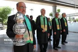 تصاویر اهتزاز پرچم حرم رضوی در برج میلاد تهران