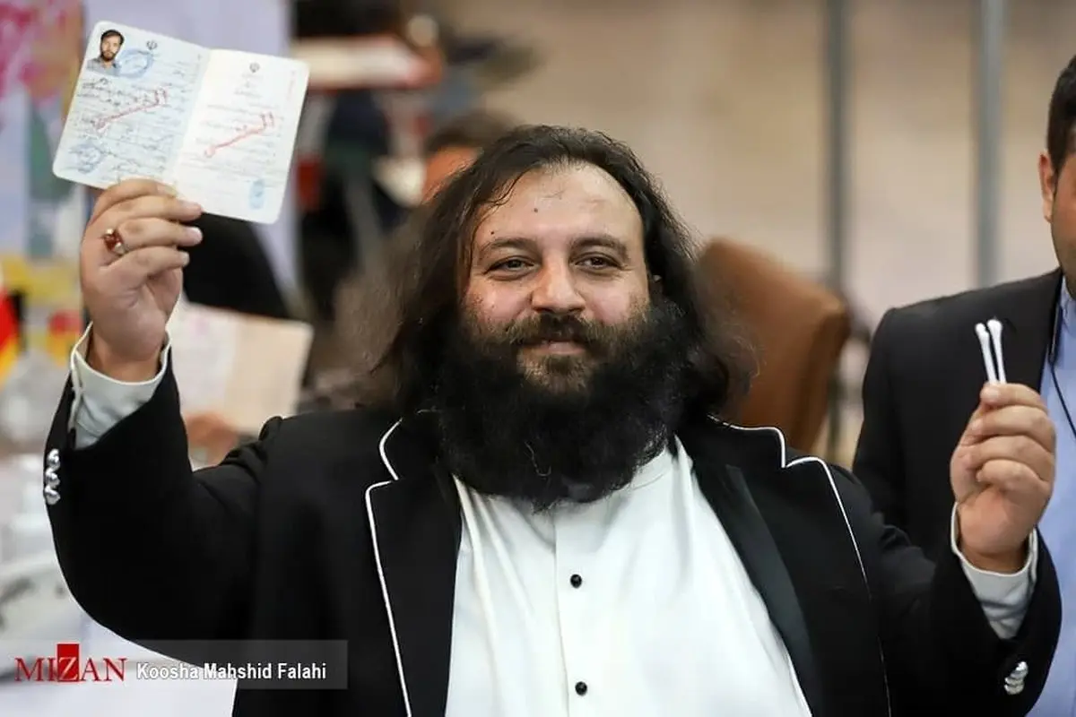 عکس عجیب ثبت‌نام نامزد انتخابات با گوش پاک‌کن

