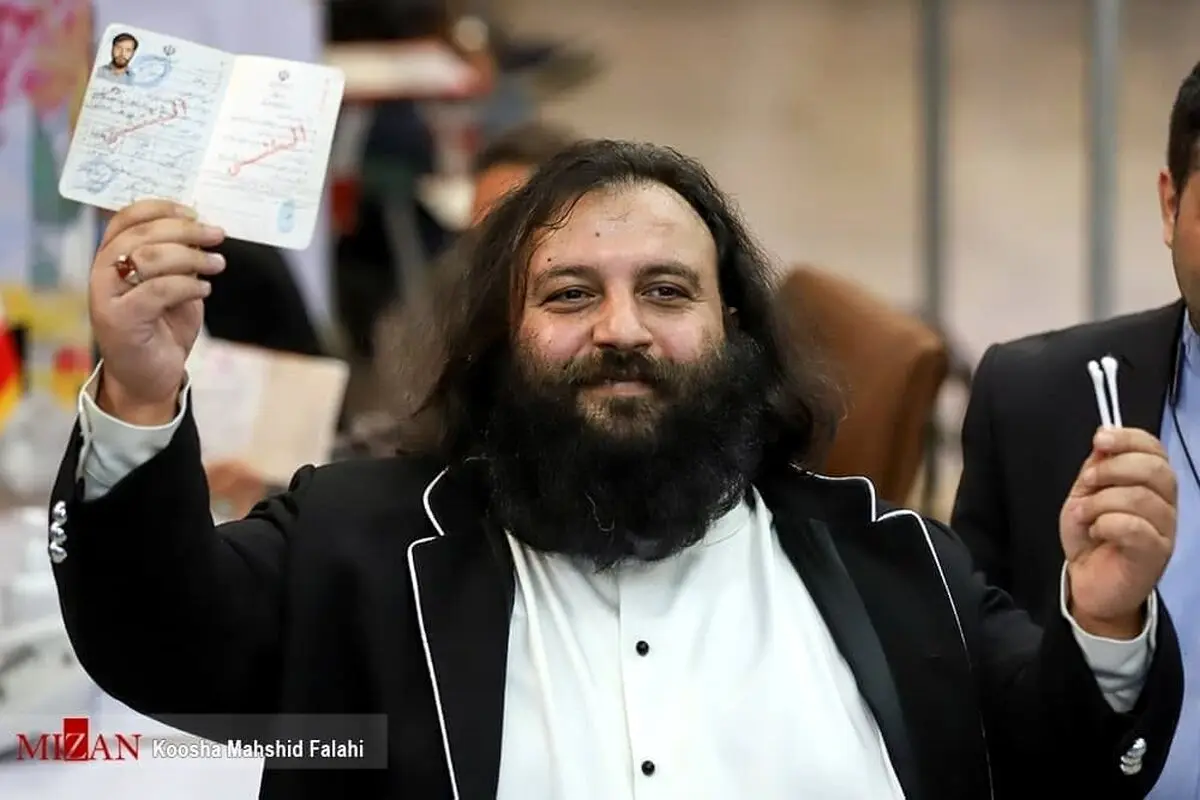 عکس عجیب ثبت‌نام نامزد انتخابات با گوش پاک‌کن

