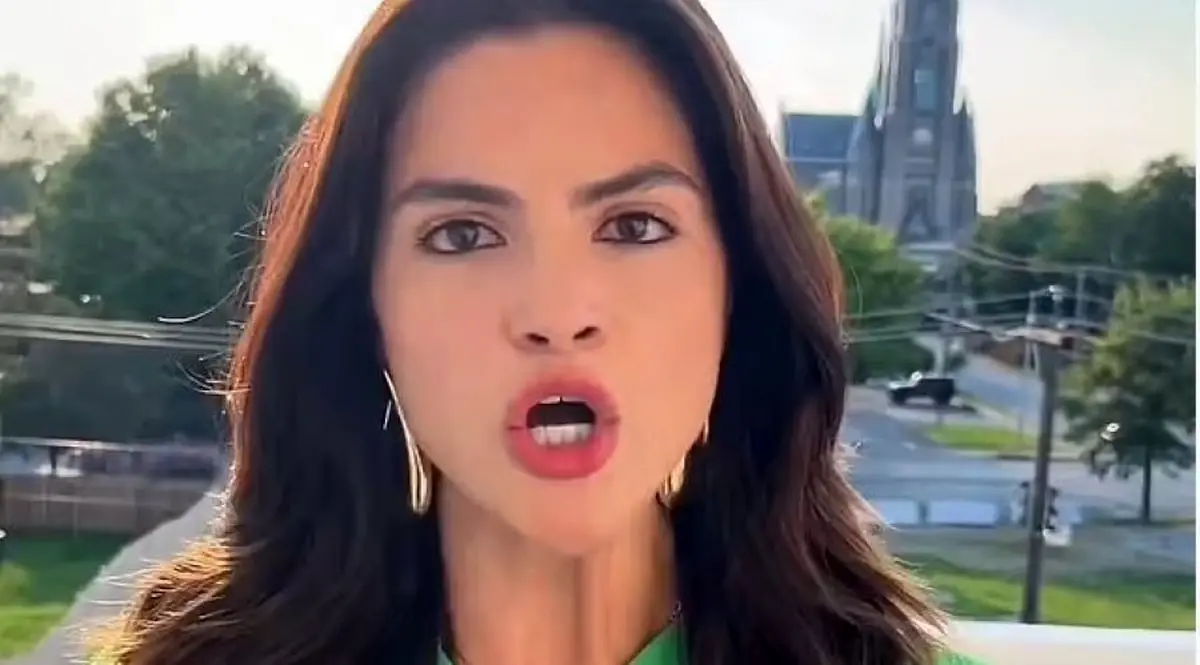 تصویر تکان‌دهنده؛ سیاستمدار آمریکایی قرآن را به آتش کشید! + ویدئو