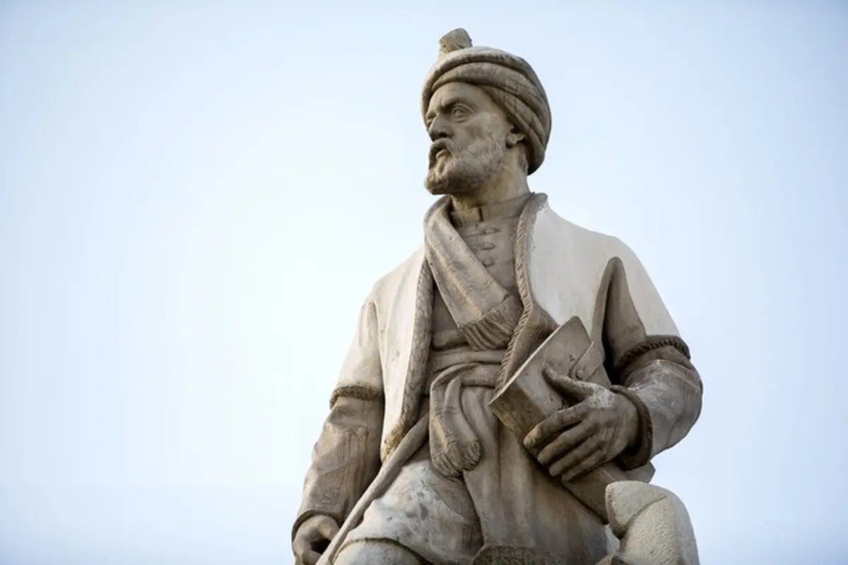 واکنش شهرداری به «دو رنگ شدن مجسمه فردوسی پس از شستشو»