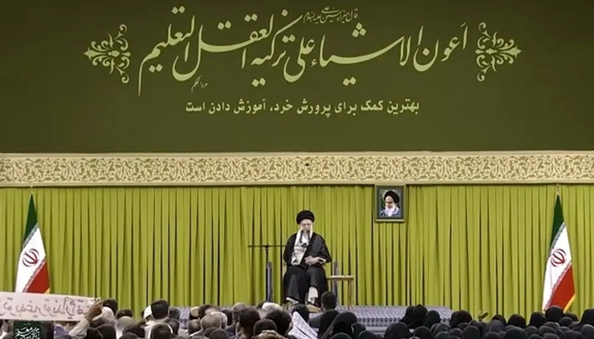 رهبر انقلاب: ترامپ دروغ گفت/ تذکر دادیم چند برگ اسناد لانه‌ی جاسوسی را درکتاب های درسی بیاورند