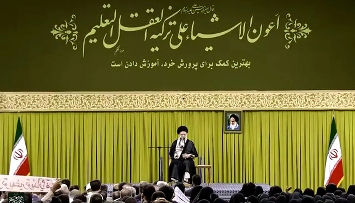 رهبر انقلاب: ترامپ دروغ گفت/ تذکر دادیم چند برگ اسناد لانه‌ی جاسوسی را درکتاب های درسی بیاورند