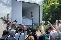 لحظه باز شدن درب یخچالی کامیون حامل اجساد اوکراینی