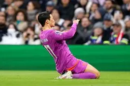 لندن زیر پای مهاجم کره‌ای: هوانگ احیا شد